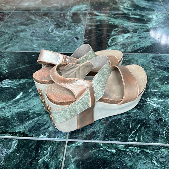 Off the beaten path 2 pairs bundle sandals bundle - Picture 2 of 9